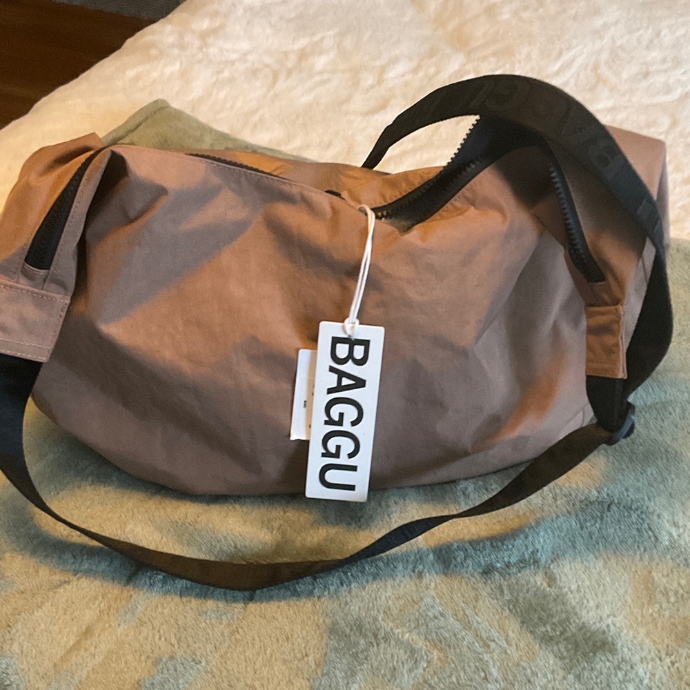 BAGGU Tan crossbody NWT size LARGE